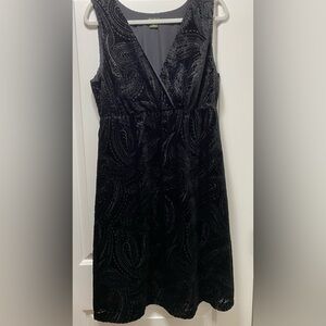 3/$20 Eddie Bauer Black Paisley Velvet Textured Crossover V LBD 12